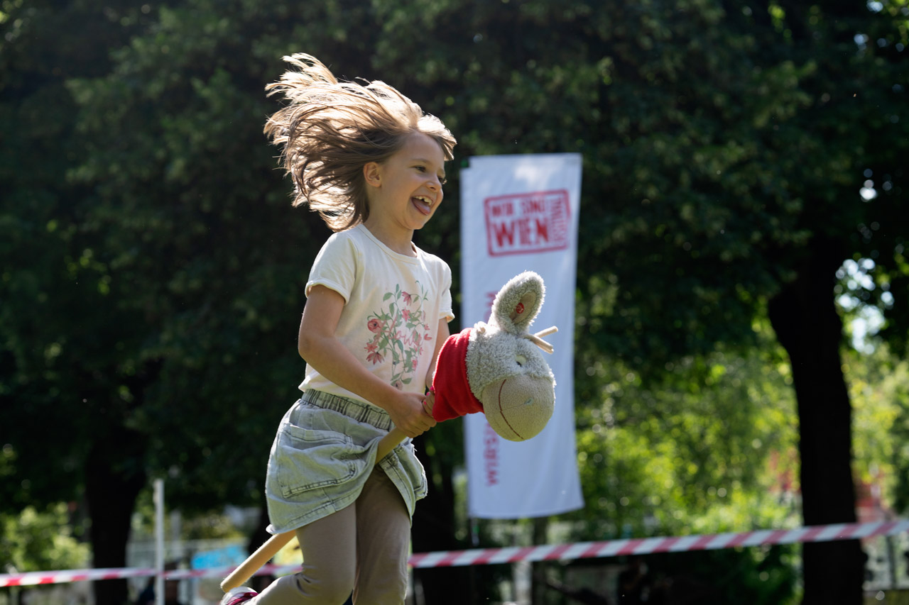 STECKENPFERD DERBY Hobby Horsing für alle bis 99