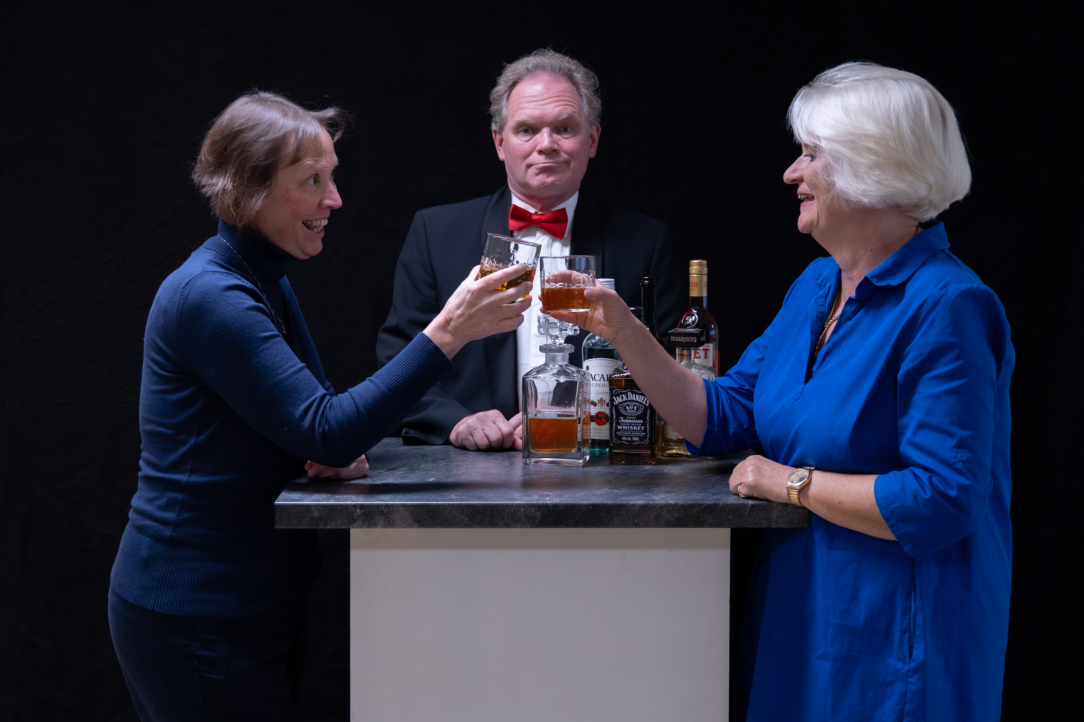 FREUNDINNEN ODER DIE BESTE ART, WHISKEY ZU TRINKEN