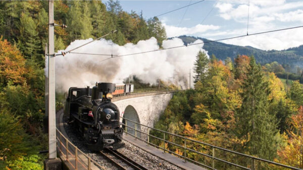 Fahrt mit der MARIAZELLERBAHN im Panoramawagen