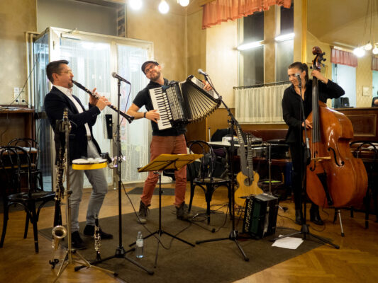 Kleines Wiener Neujahrskonzert . Mit Mischwerk und Robert Kolar
